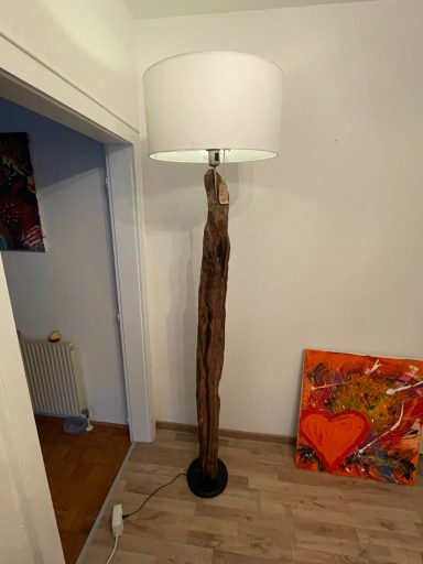 Sehr große Stehlampe