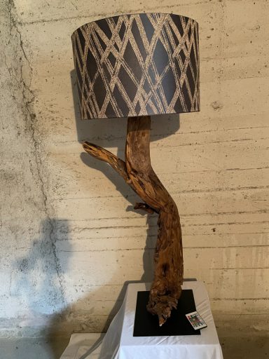 Große Tischlampe